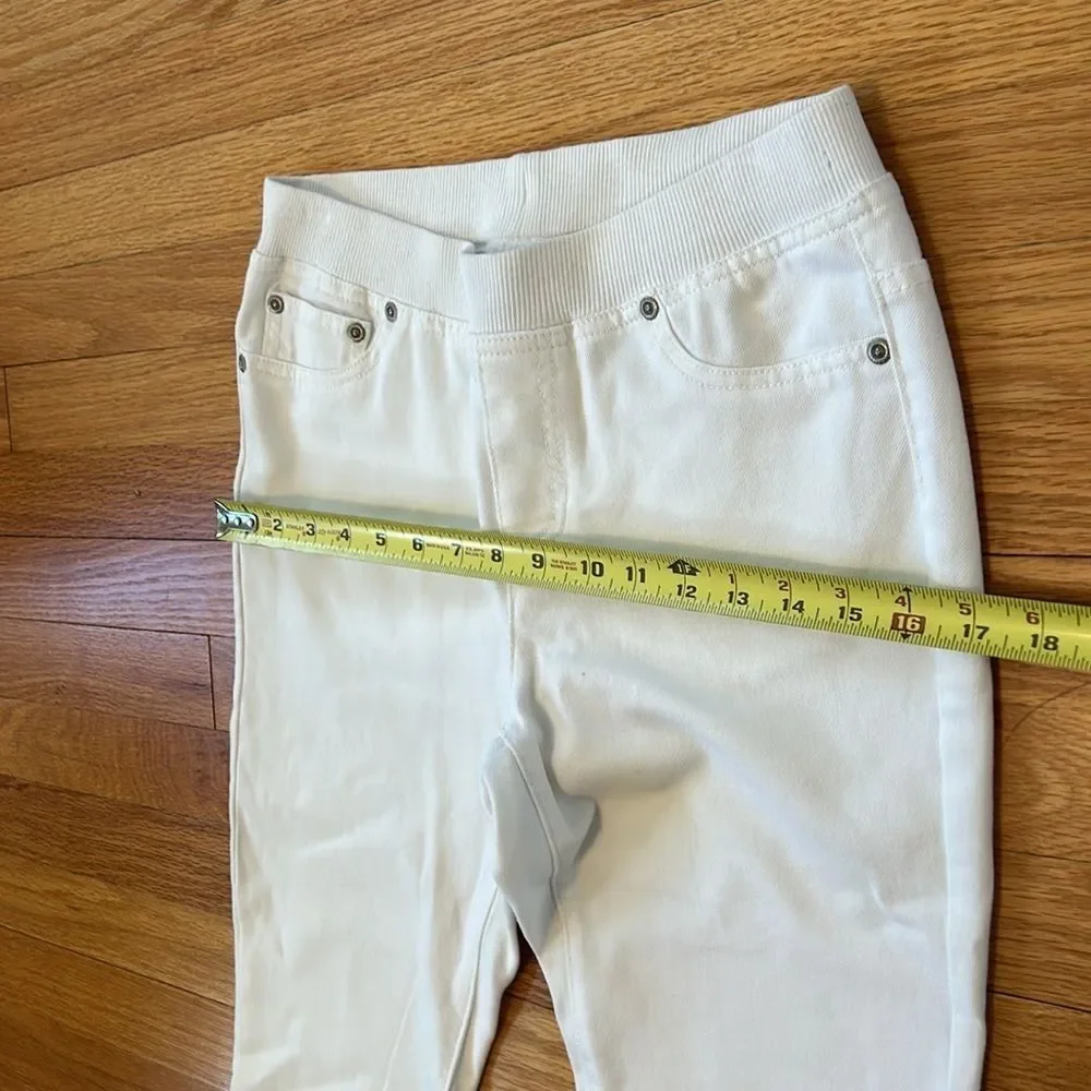 Chico’s platinum pull on cropped white jeans, size 0